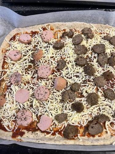Pizza med pølser og kjøttboller